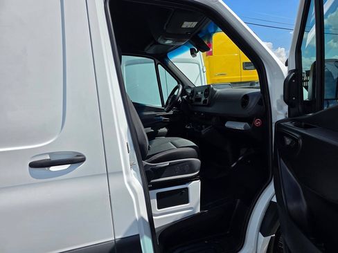 Used 2021 Mercedes-Benz Sprinter 2500 image 14