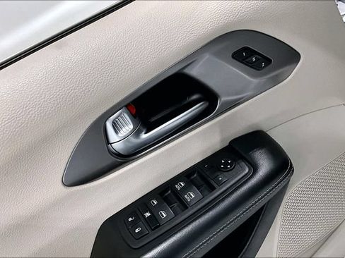 Used 2023 Chrysler Pacifica Touring-L AWD/4WD image 44