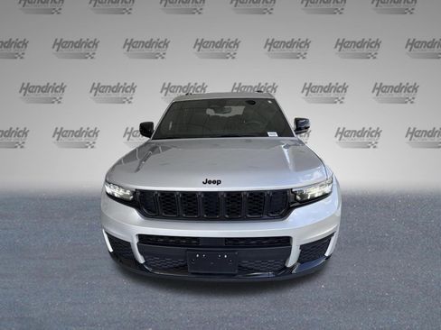 Used 2023 Jeep Grand Cherokee L Laredo image 3