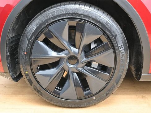 Used 2024 Tesla Model Y Long Range RWD image 10