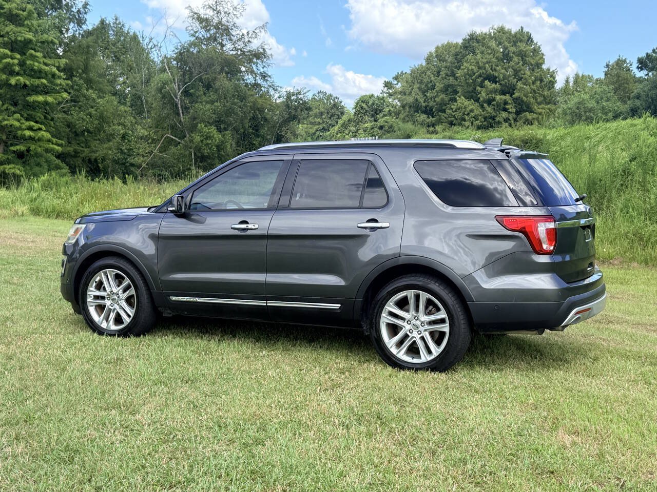 Used 2016 Ford Explorer Limited w/ Equipment Group 301A FWD image 3
