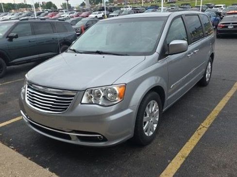 Used 2015 Chrysler Town & Country Touring FWD image 4
