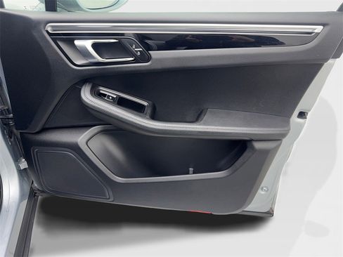 Used 2022 Porsche Macan image 47