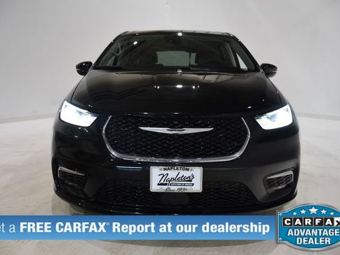 Used 2024 Chrysler Pacifica Touring-L image 2