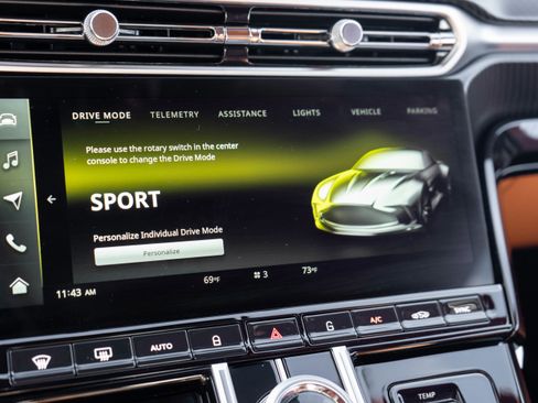 Used 2025 Aston Martin V8 Vantage Coupe image 18