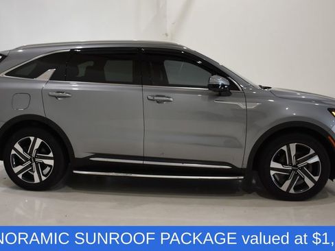 Used 2022 Kia Sorento SX Prestige w/ Panoramic Sunroof Package image 3