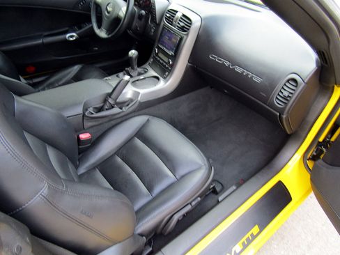 Used 2006 Chevrolet Corvette Coupe w/ Preferred Equipment Group RWD image 13