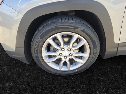 Used 2024 GMC Terrain SLT FWD image 33