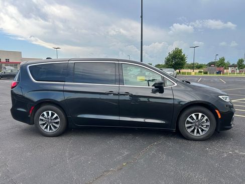 Used 2023 Chrysler Pacifica Touring-L FWD image 8