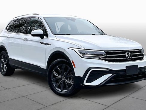 Certified 2022 Volkswagen Tiguan SE image 3