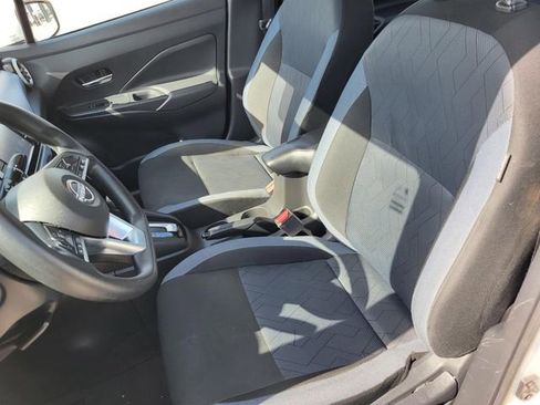 Used 2025 Nissan Versa SV image 4