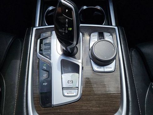 Used 2022 BMW 740i w/ Premium Package RWD image 11