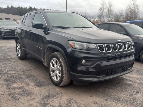 Used 2024 Jeep Compass Latitude image 2