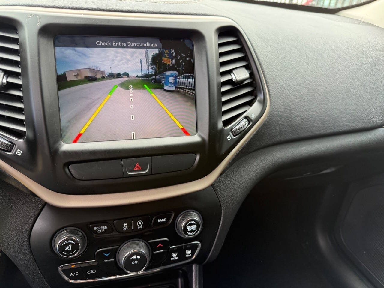 Used 2017 Jeep Cherokee Latitude w/ Comfort & Sound Group FWD image 24