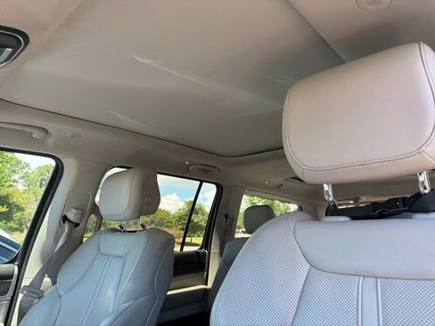 Used 2022 Jeep Wagoneer Series III w/ Premium Group I AWD/4WD image 7