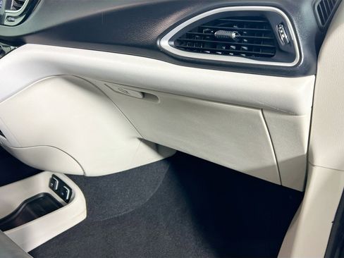 Used 2018 Chrysler Pacifica Touring-L image 35