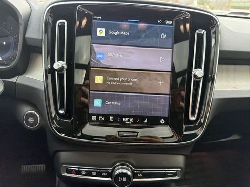 Certified 2025 Volvo XC40 B5 Plus image 9