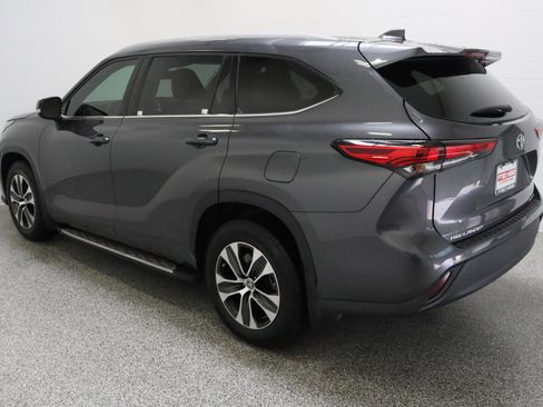Used 2022 Toyota Highlander XLE AWD/4WD image 9