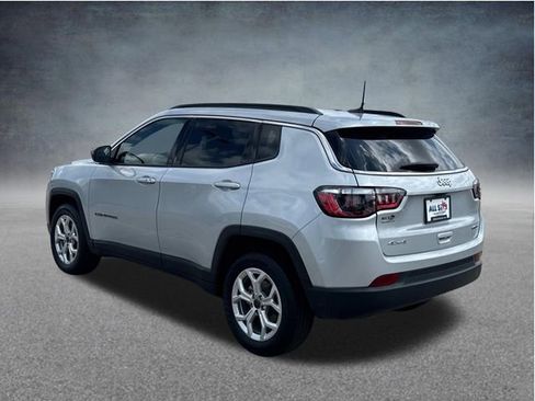 Used 2025 Jeep Compass Latitude AWD/4WD image 7