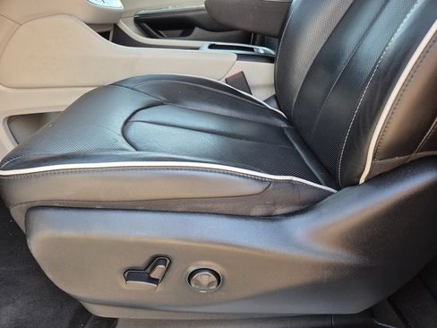 Used 2023 Chrysler Pacifica Limited FWD image 20