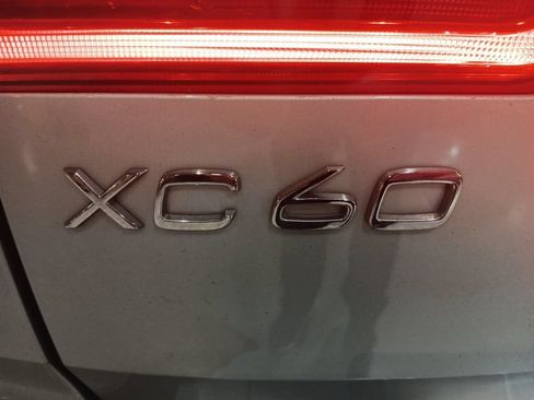 Used 2022 Volvo XC60 B5 Momentum AWD/4WD image 13