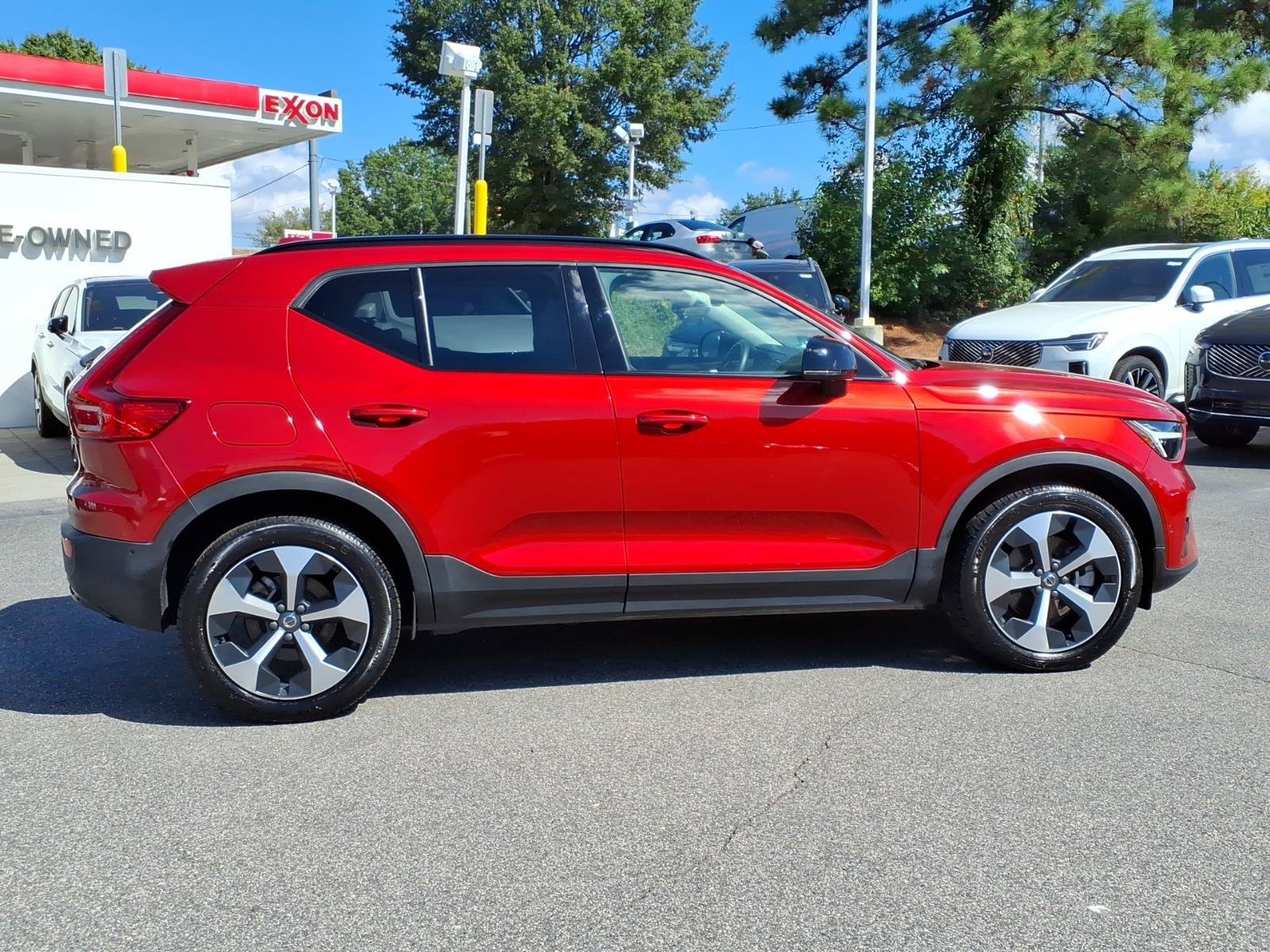 Certified 2025 Volvo XC40 B5 Plus AWD/4WD image 2