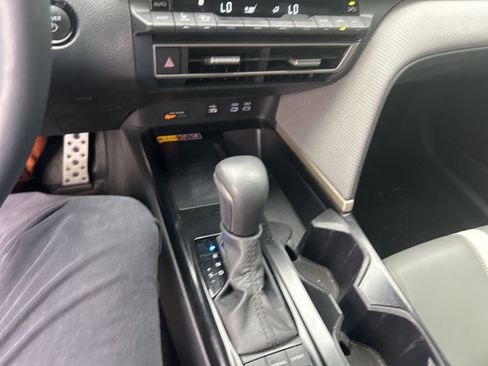 Used 2025 Toyota Camry SE image 3