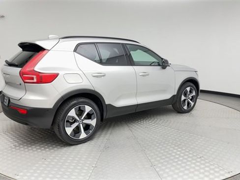 Certified 2025 Volvo XC40 B5 Plus image 2
