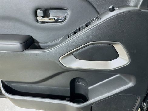 Used 2024 Nissan Frontier SV image 15