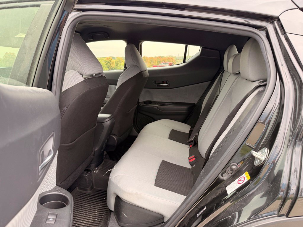 Used 2019 Toyota C-HR XLE FWD image 4