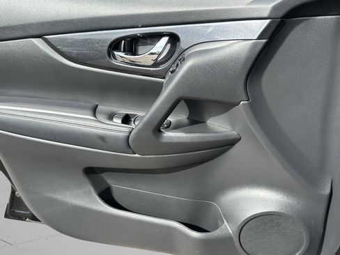 Used 2020 Nissan Rogue SV image 22