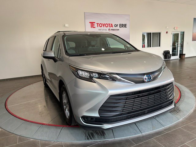 Used 2025 Toyota Sienna LE AWD/4WD image 1