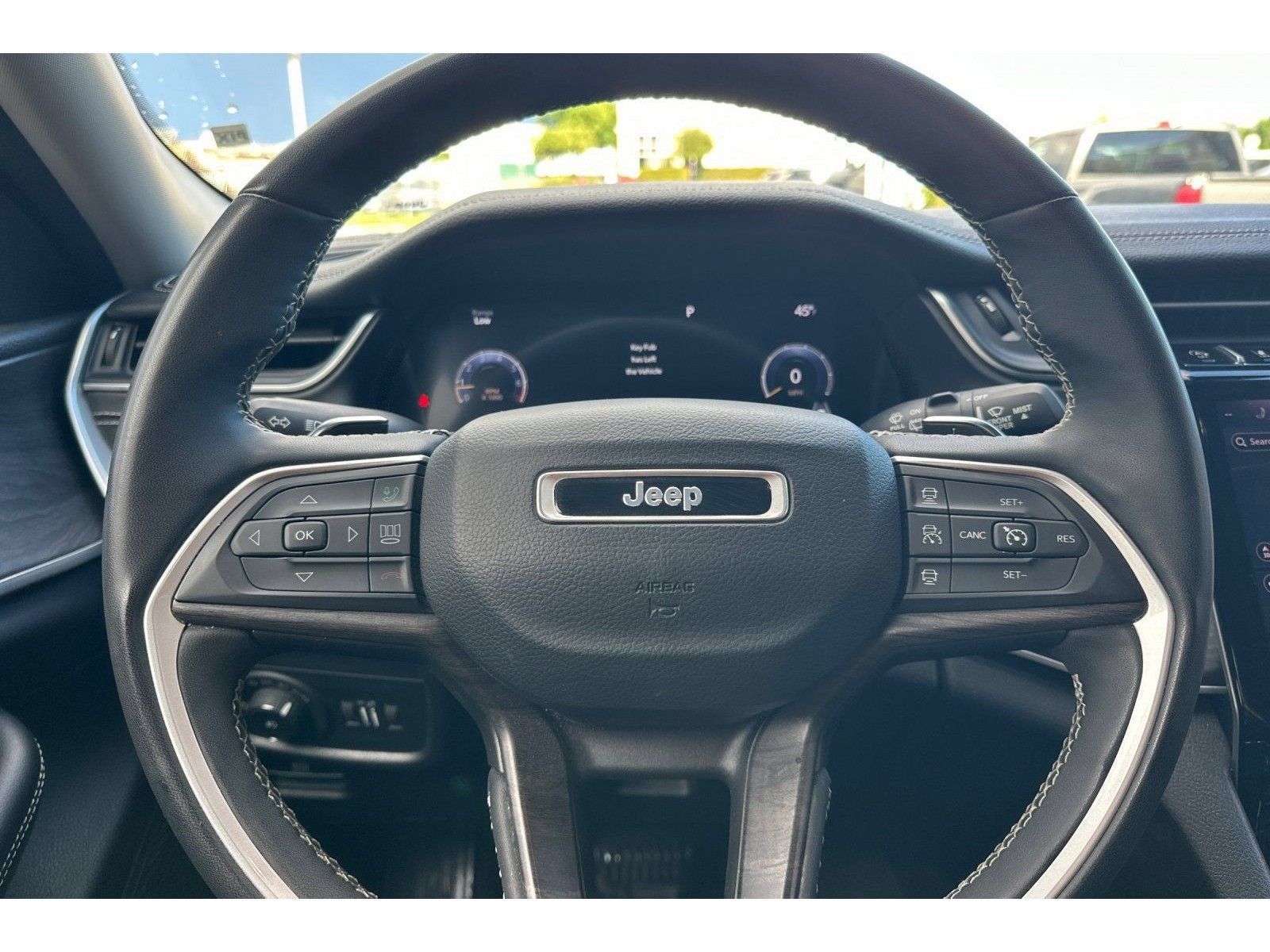 Used 2023 Jeep Grand Cherokee L Limited AWD/4WD image 25