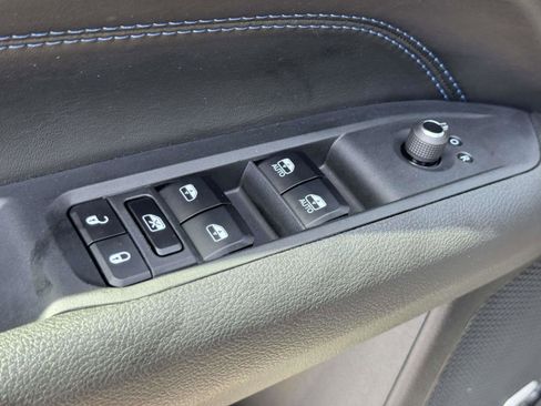 Used 2025 Jeep Compass Limited w/ Sun & Sound Group AWD/4WD image 17