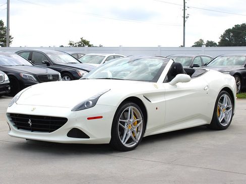 Used 2015 Ferrari California T image 4