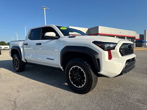 Used 2025 Toyota Tacoma TRD Off-Road AWD/4WD image 8