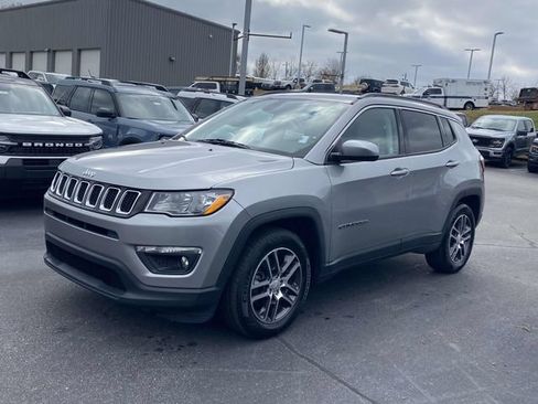 Used 2019 Jeep Compass Latitude FWD image 3