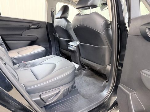 Used 2021 Toyota Highlander XLE AWD/4WD image 35