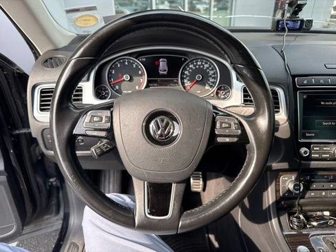 Used 2017 Volkswagen Touareg Executive AWD/4WD image 5
