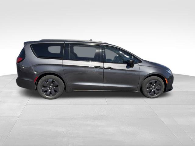 Used 2020 Chrysler Pacifica Touring-L w/ S Appearance Package FWD image 8