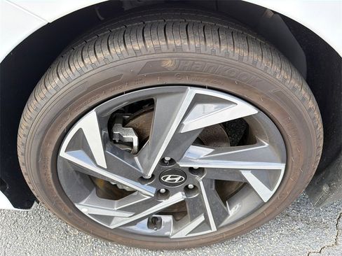 Certified 2025 Hyundai Elantra SEL image 11