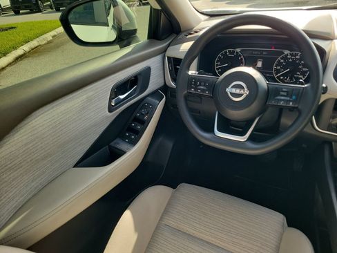 Used 2023 Nissan Rogue SV FWD image 15