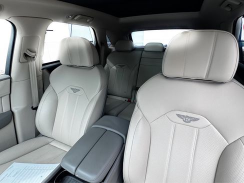 Used 2023 Bentley Bentayga Plug-In Hybrid AWD/4WD image 19