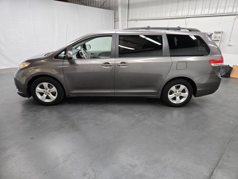 Used 2012 Toyota Sienna LE image 2