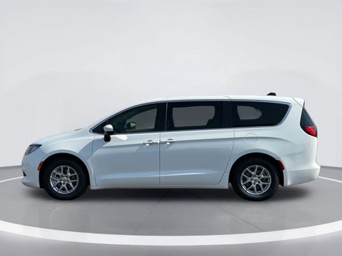 Used 2022 Chrysler Voyager LX FWD image 4