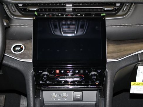 New 2025 Jeep Grand Cherokee Limited w/ Luxury Tech Group II image 13