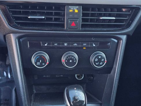 Used 2022 Volkswagen Taos SE w/ Panoramic Sunroof Package image 28