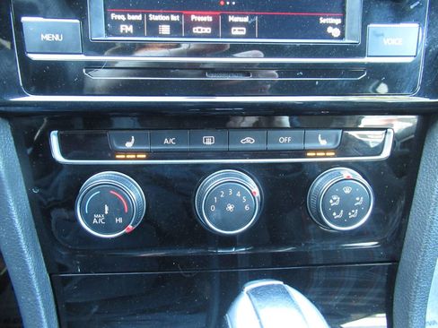 Used 2020 Volkswagen Golf 4-Door image 22