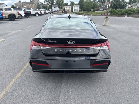 Used 2025 Hyundai Elantra SEL FWD image 13