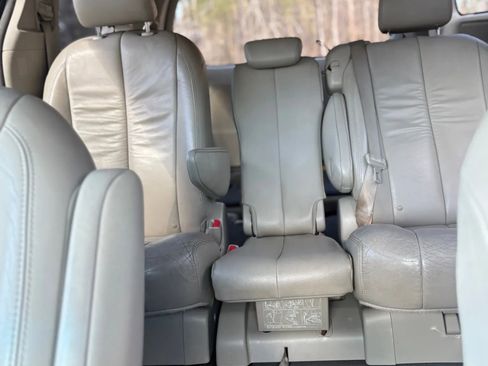 Used 2011 Toyota Sienna XLE w/ Entertainment Pkg image 38